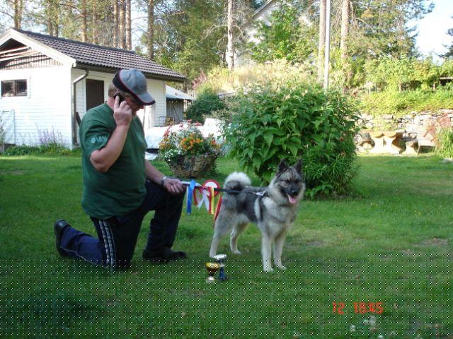 2006jennaSertROP1.jpg - Ja ensimmäinen Sertinhakureissu. No tulihan sieltä ROPpikin. Osmolla pitää soitella kavereille hyviä kuulumisia :)